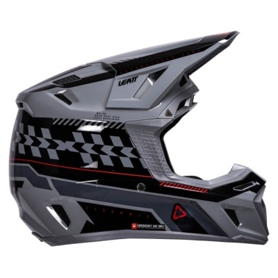 Capacete integral cinza e preto com padrão geométrico xadrez e detalhes vermelhos