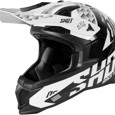 Capacete integral preto e branco para motocross com textos e padrão geométrico