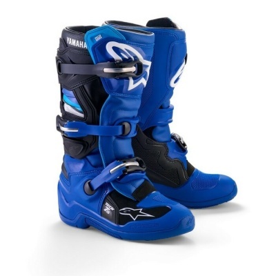 Botas de motocross azuis e pretas com fivelas metálicas e textos YAMAHA, TECH, TECH 10 S