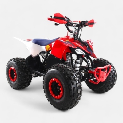 Quadriciclo ATV vermelho e preto com assento azul e branco em fundo branco
