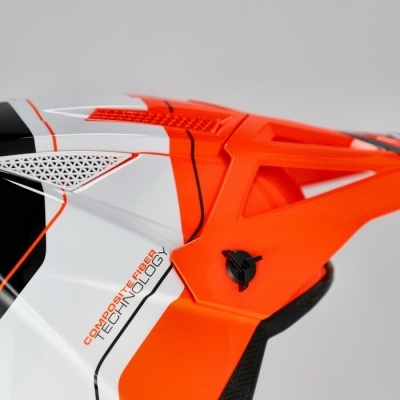 Capacete de motociclismo branco, laranja e preto com texto COMPOSITE FIBER TECHNOLOGY
