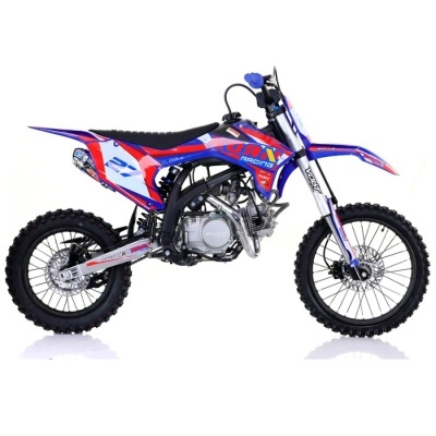 Motocross azul, vermelho e branco com pneus de cravo