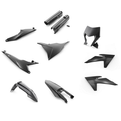 Peças plásticas pretas de carenagem para motocicleta sobre fundo branco.