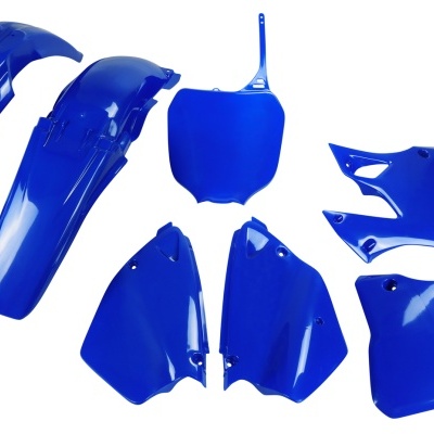 Conjunto de peças de plástico azul para moto sobre fundo branco
