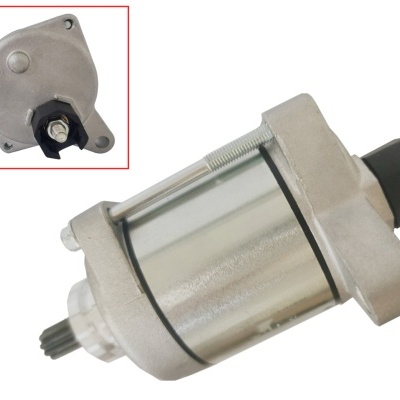 Motor elétrico metálico prateado com flange e eixo de engrenagem