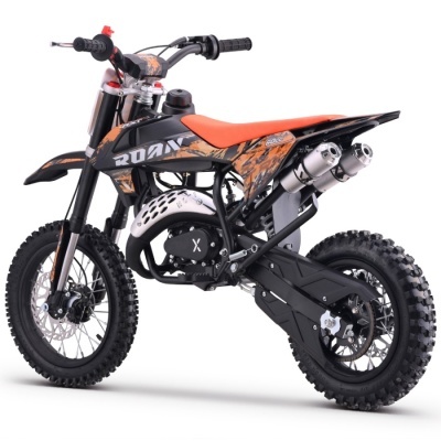 Motocross infantil preto e laranja com pneus de cravos e detalhes camuflados