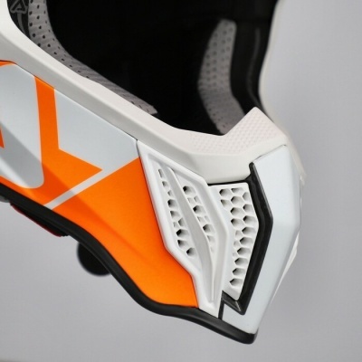 Parte frontal de capacete branco e laranja com ventilação e interior almofadado