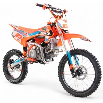 Motocross laranja e azul com pneus de cravos e número 23