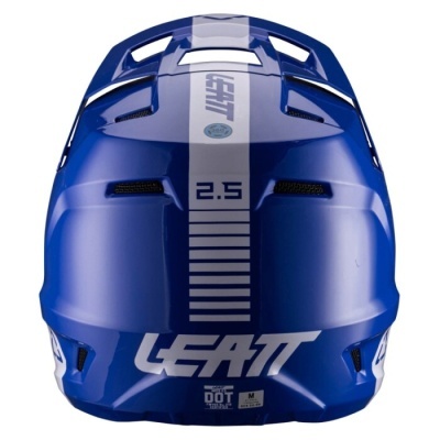 Capacete azul com faixa branca, texto LEATT, 2.5 e etiqueta DOT