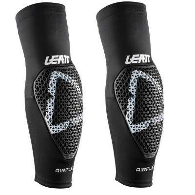 Protetores de cotovelo pretos com almofadas acolchoadas e texto LEATT AIRFLEX