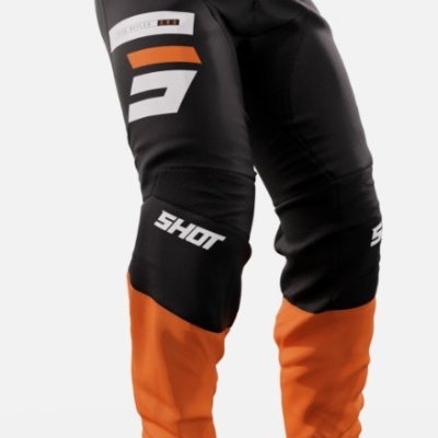 Calças desportivas pretas e laranjas com textos SHOT e SPEED FACTORY