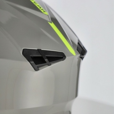 Capacete cinzento com detalhes amarelos fluorescentes e preto, com selo LEGACY