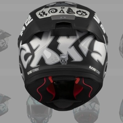 Capacete preto com padrões brancos e cinza e interior vermelho