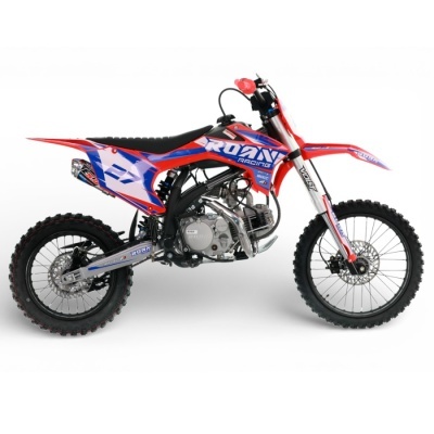 Moto de corrida off-road vermelha, azul e branca com pneus pretos e estrutura metálica