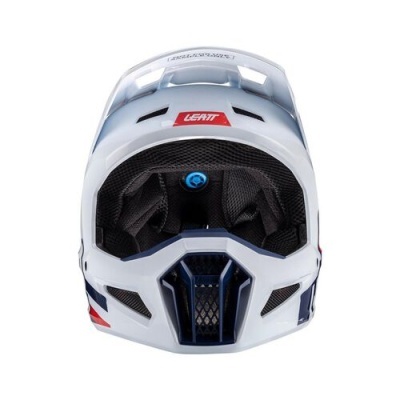 Capacete integral branco com detalhes azul e vermelho e texto LEATT