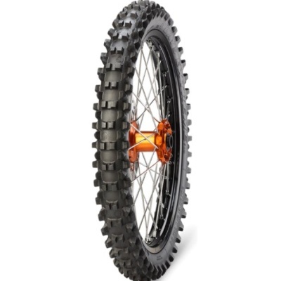 Roda de mota de campo com pneu cravado e cubo laranja