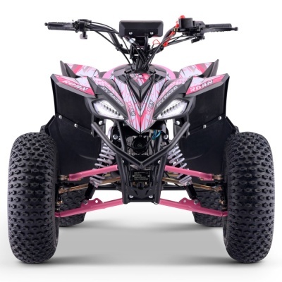 Quad ATV preto e rosa visto de frente com pneus largos e faróis de LED