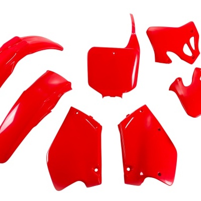 Peças plásticas vermelhas para veículo sobre fundo branco