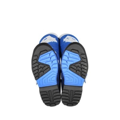 Chinelos desportivos azuis com sola preta e azul vistos por baixo