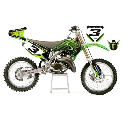 Moto de motocross verde e preta com número 3 em fundo branco.