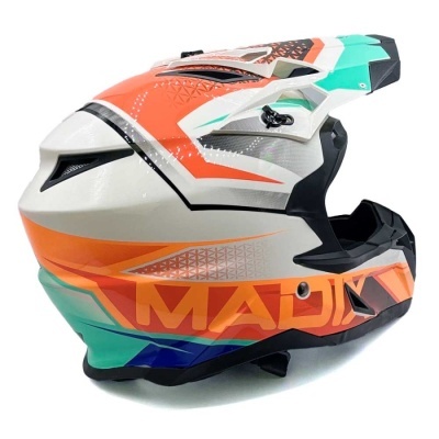 Capacete de motocross colorido laranja, verde, branco e preto com texto MAD