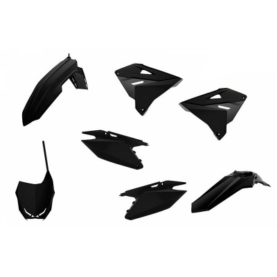 Peças plásticas pretas para motocicleta em fundo branco