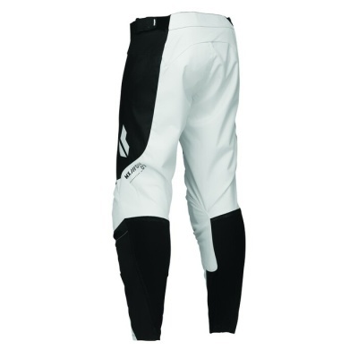 Calças desportivas bicolores preto e branco vistas de trás