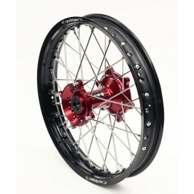 Roda de bicicleta com aro preto e cubo vermelho