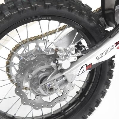 Roda traseira de motocicleta com pneu preto e disco de travão cinza