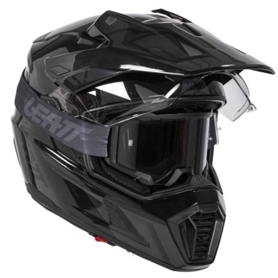 Capacete preto com viseira e óculos de proteção