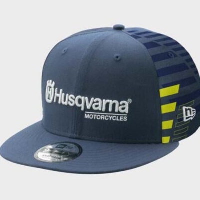Boné azul escuro com logo Husqvarna e riscas laterais
