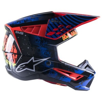 Capacete motocross azul e vermelho com gráficos de caveiras e detalhes flamejantes