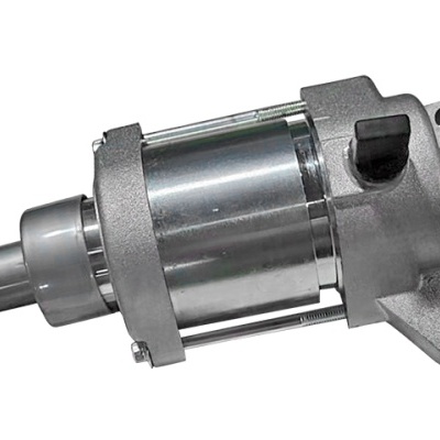 Motor elétrico automóvel metálico cinzento e prateado com três furos de fixação