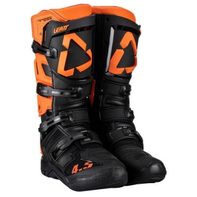 Bota de motocross preta e laranja com fechos ajustáveis e números 4.5