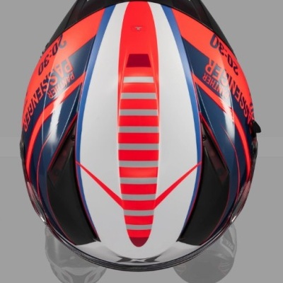 Capacete integral com padrão listrado vermelho e texto 'PASSENGER' e '20-30'.