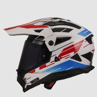 Capacete integral branco com detalhes vermelhos e azuis, viseira escura larga