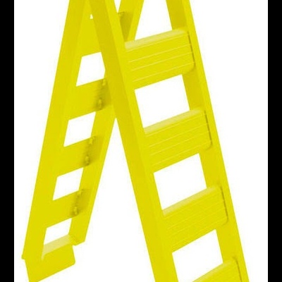 Escada amarela de alumínio com cinco degraus e pés pretos antiderrapantes