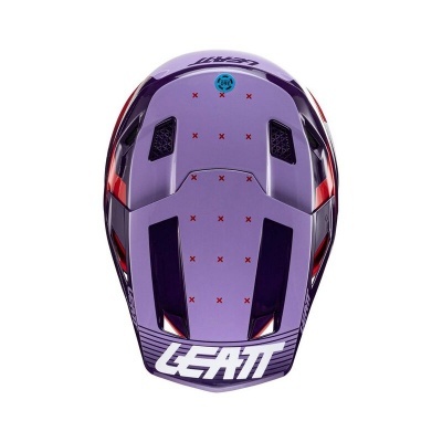 Capacete de proteção roxo com detalhes em vermelho e texto LEATT branco