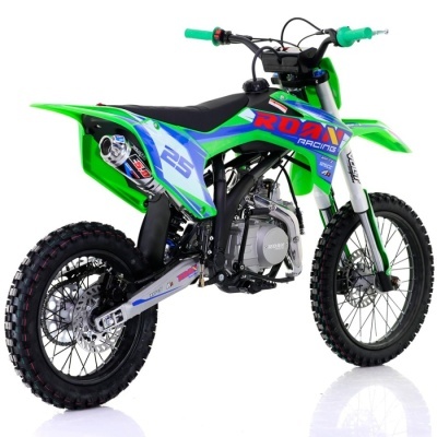 Moto de corrida infantil verde, azul e preta com pneus de cravo e texto ROAN RACING