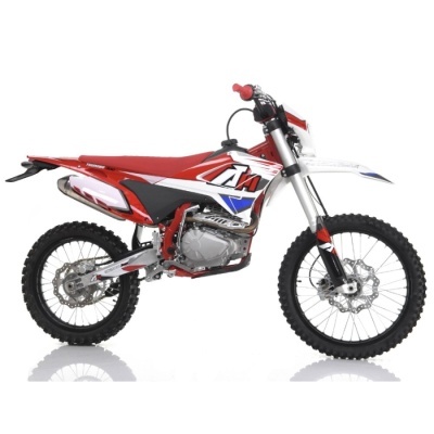 Motocross vermelha, branca e preta com pneus cravados e suspensão visível