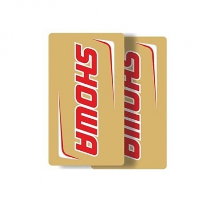 Cartões retangulares bege com texto vermelho e branco