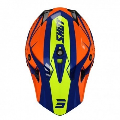 Capacete de motocross colorido em fundo branco