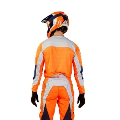 Conjunto de roupa para motocross laranja, branco e azul com capacete e luvas, visto de costas