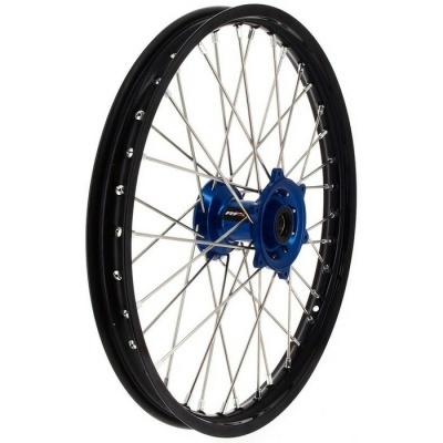Roda de bicicleta com aro preto, raios prateados e cubo azul