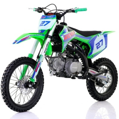 Moto cross verde e azul com números 27 e pneus de uso todo-o-terreno