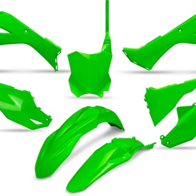 Peças plásticas verdes para mota sobre fundo branco