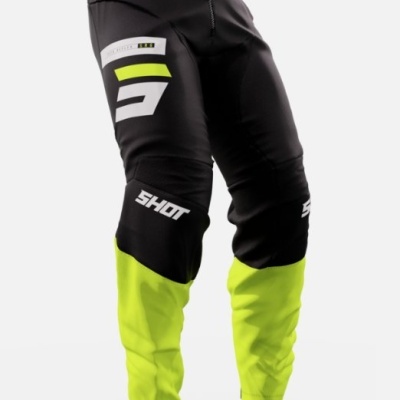 Calças de motocross pretas e amarelo fluorescente com texto SHOT e MX LIMITS