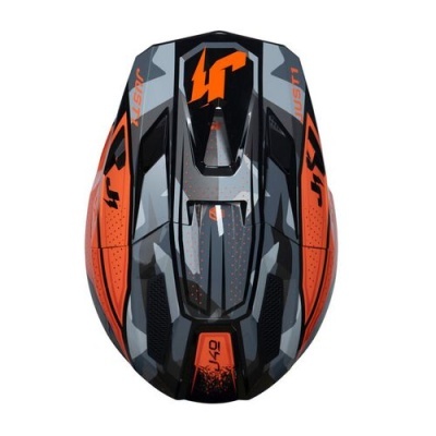 Capacete com padrão geométrico cinza, preto e laranja com texto