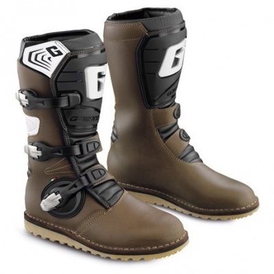 Botas de moto castanhas com fechos pretos e detalhes em branco com texto G
