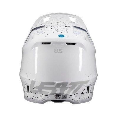 Capacete branco com manchas pretas e padrões cinzentos na parte de trás com texto visível